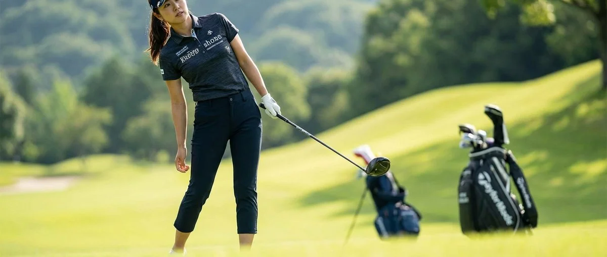 CRZ YOGA ゴルフパンツの着用シーン